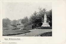 16262 Gezicht in het Wilhelminapark met vijver en gemengde bomen en struiken te Zeist uit het noordwesten; met rechts ...